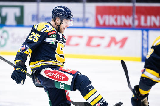 Södertäljes Christopher Bengtsson jublar