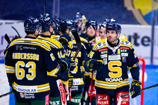 Södertäljes Jacob Dahlström jublar med lagkamrater