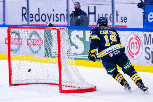 Södertäljes Lucas Carlsson gör 4-2 i tom målbur