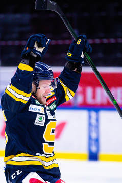Södertäljes Christopher Bengtsson jublar