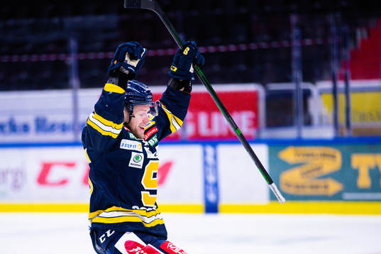 Södertäljes Christopher Bengtsson jublar
