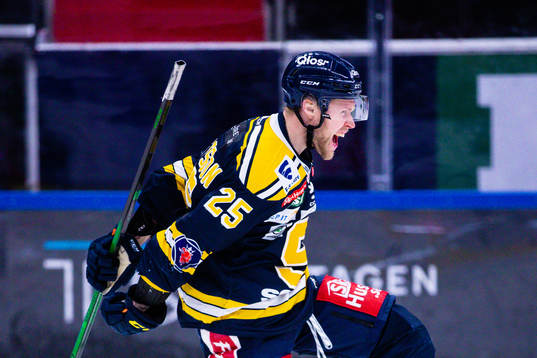 Södertäljes Christopher Bengtsson jublar