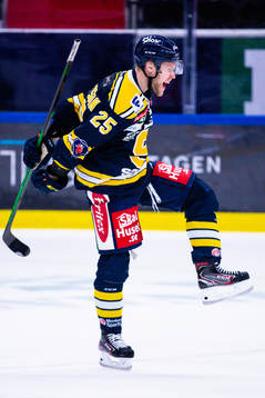 Södertäljes Christopher Bengtsson jublar