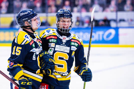 Södertäljes Albert Sjöberg (h) jublar med Oscar Von