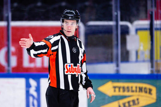 Domare Jimmy Dahmén gör tecken för mål