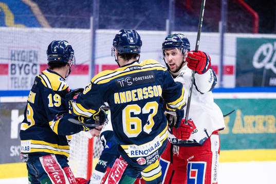 Södertäljes Lucas Carlsson och Axel Andersson i ett gruff