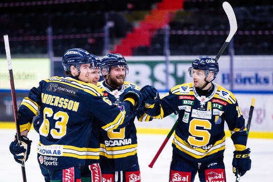 Södertäljes Christopher Bengtsson jublar med Axel
