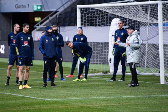 Zlatan Ibrahimovic and Marcus Berg listen to head coach
