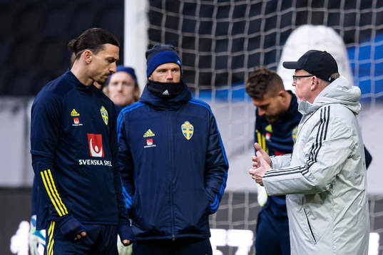 Zlatan Ibrahimovic and Marcus Berg listen to head coach