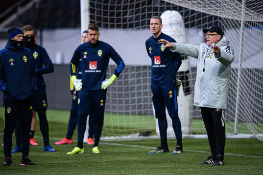 Marcus Berg listens to head coach Janne Andersson of the
