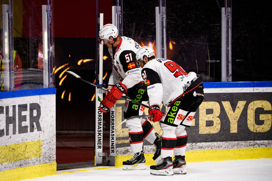 Malmö Redhawks Emil Sylvegård och Joseph Veleno deppar