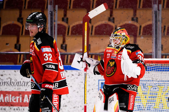 Luleås Oscar Engsund och målvakt Joel Lassinantti jublar