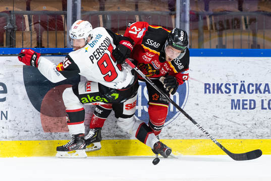 Malmö Redhawks Carl Persson och Luleås Juhani Tyrväinen