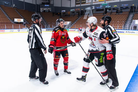 Luleås Juhani Tyrväinen och Malmö Redhawks Emil
