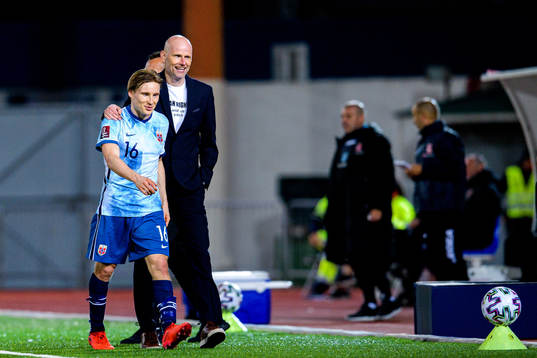 Jonas Svensson and Ståle Solbakken, head coach of Norway