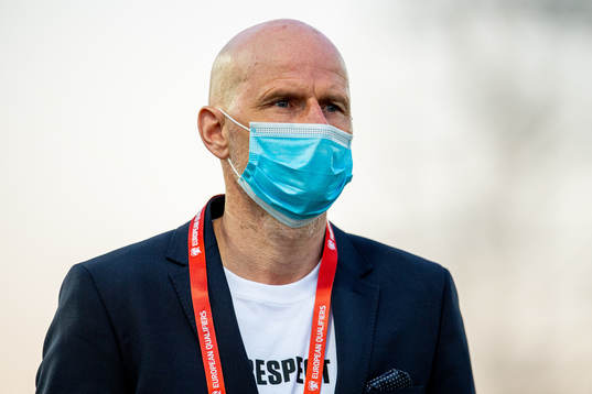 Ståle Solbakken, head coach of Norway, wearing a face mask