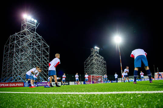 Birger Meling and players of Norway warm up