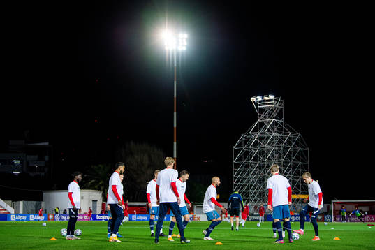 Jens Petter Hauge and players of Norway warm up