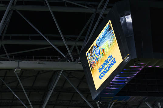 The big screen shows the text Välkommen till nationalarenan