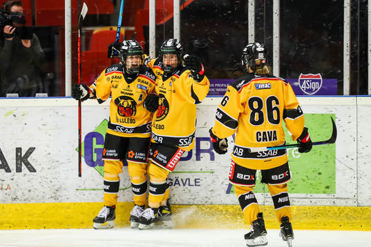 Luleås Emma Nordin jublar med lagkamrater