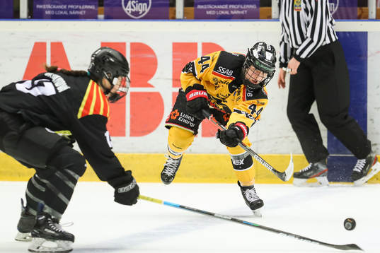 Brynäs Sara Cajanova och Luleås Nicoline Jensen