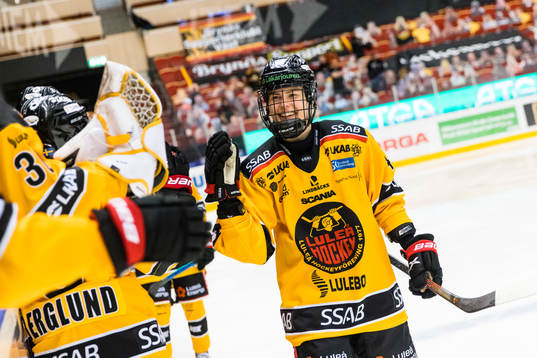 Luleås Noora Tulus gratuleras av lagkamrater