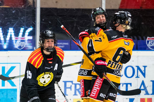 Luleås Josefine Persson (v) gör 1-5 och gratuleras av