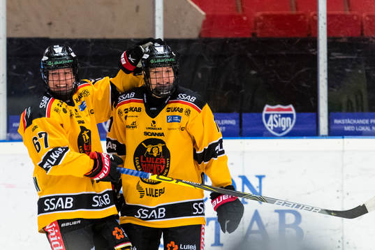 Luleås Josefine Persson (h) gör 1-5 och gratuleras av