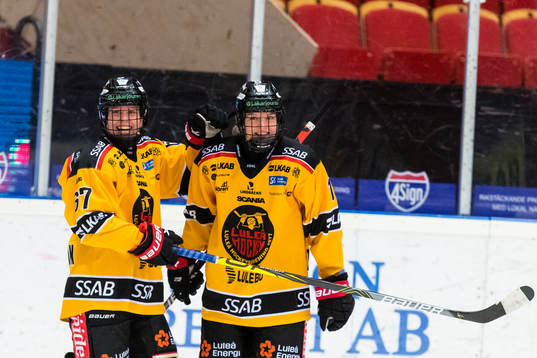 Luleås Josefine Persson (h) gör 1-5 och gratuleras av