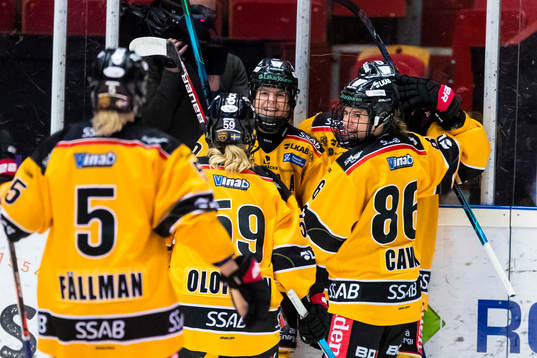 Luleås Emma Nordin (m) gör 1-1 och jublar med lagkamrater