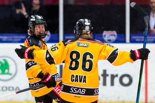 Luleås Emma Nordin kvitterar till 1-1 och jublar med