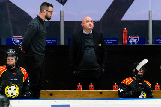 Brynäs tränare Henrik Glaas ser fundersam ut