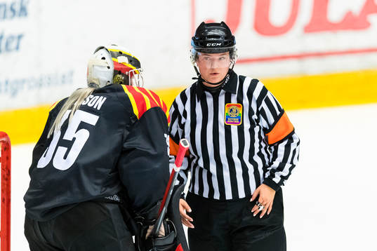 Domare Maria Furberg samtalar med Brynäs målvakt Ellen