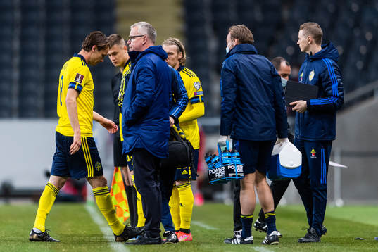 Albin Ekdal of Sweden walks past Janne Andersson, head