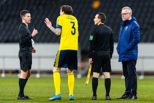 Referee Bastien Benoit in discussion with Victor Nilsson