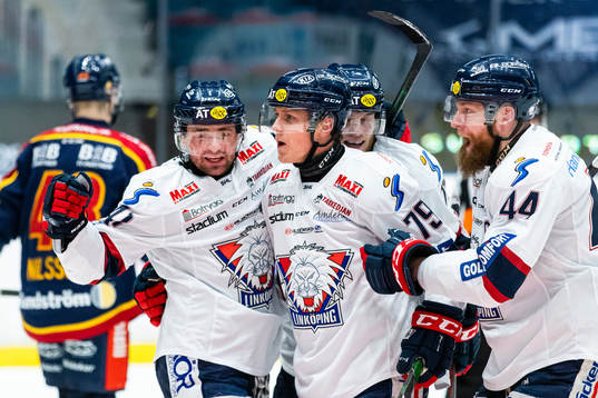 Linköpings Patrik Lundh (mitten) jublar