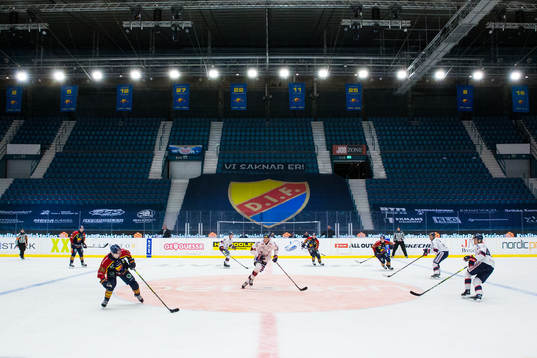 Hovet med tomma läktare