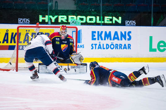 Linköpings Markus Ljungh med en målchans framför