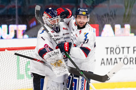 Linköpings målvakt David Rautio och Broc Little jublar