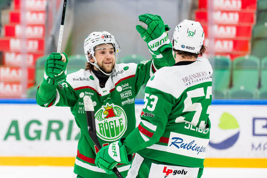 Rögles Lucas Ekeståhl Jonsson jublar med målskytten till