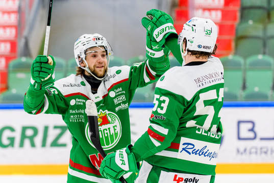Rögles Lucas Ekeståhl Jonsson jublar med målskytten till