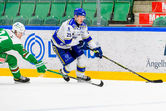 Leksands Emil Heineman jagas av Rögles Marco Kasper