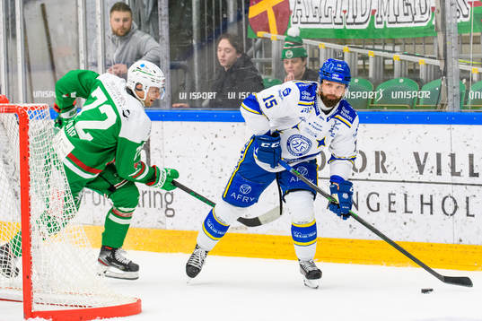 Rögles Daniel Zaar jagar Leksands Otto Paajanen