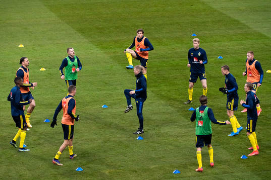 The players of Sweden warm up
