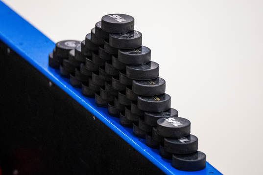 En pyramid med hockeypuckar