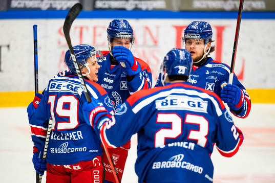 Oskarshamns Tyler Kelleher jublar med lagkamrater