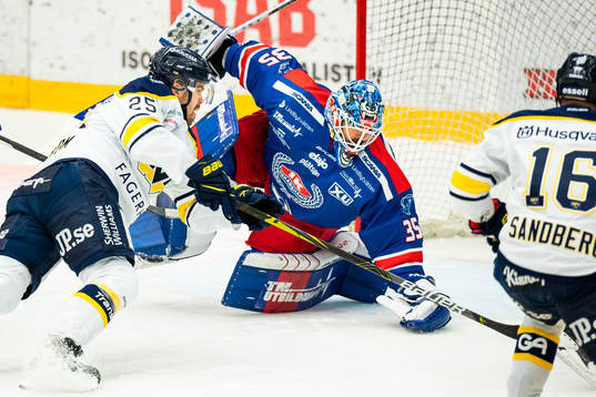 s Axel Holmström framför Oskarshamns målvakt Joe Cannata