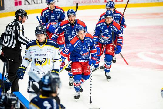 Oskarshamns Tyler Kelleher jublar med lagkamrater