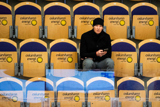Oskarshamns målvakt Aleksandr Sudnitsin på läktaren