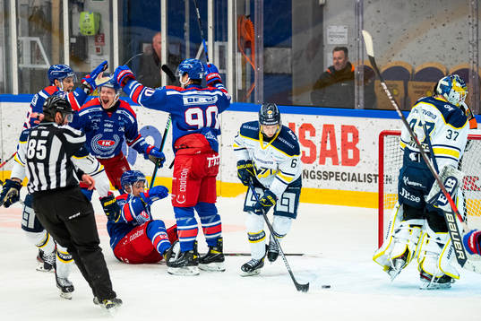 Oskarshamns Max Veronneau (sittandes) jublar